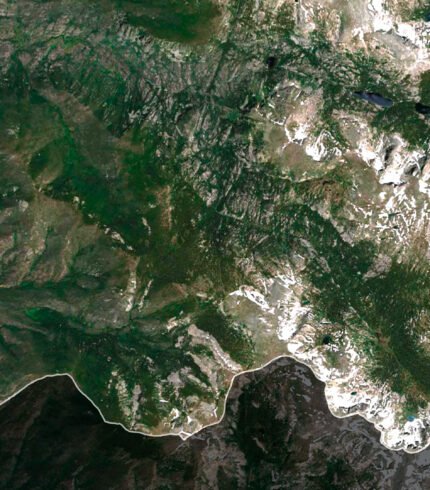 Detailed map of Colorado's Rocky Mountain National Park highlighting peaks and valleys.